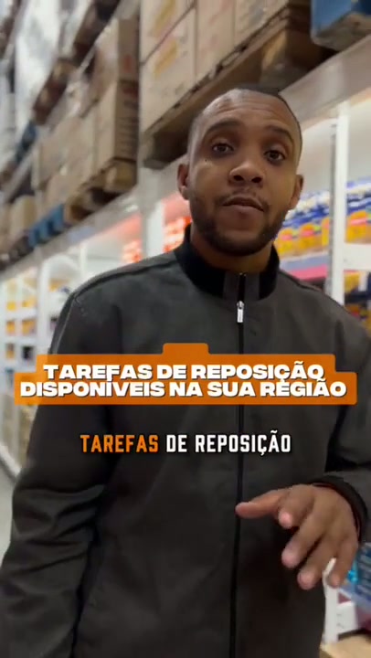 Profissional Biko em um corredor de loja, com tarefas de reposição disponíveis na região